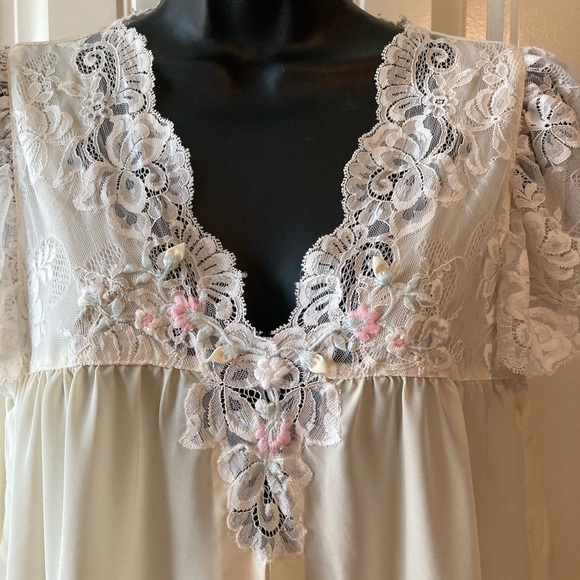 Vintage Eve Stillman Pale Yellow Lace and Nylon Nightgown - Picture 2 of 12